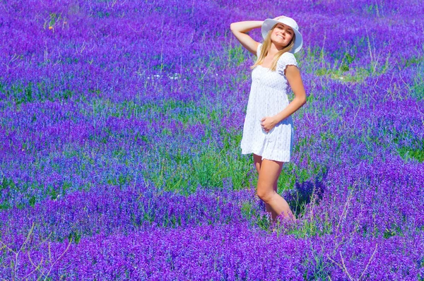 Bella ragazza sulla radura di lavanda — Foto Stock