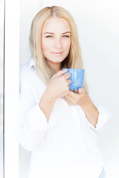 性感的女孩喝杯茶 — 图库照片