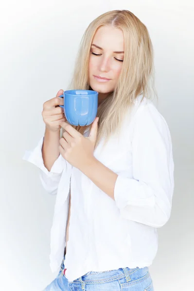 Mujer rubia con taza de té — Foto de Stock