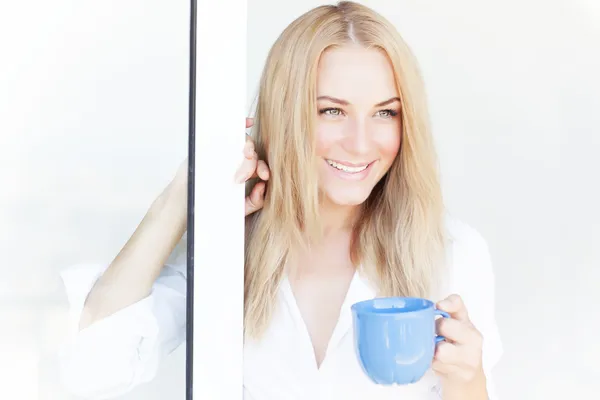 Preciosa mujer con taza de café —  Fotos de Stock
