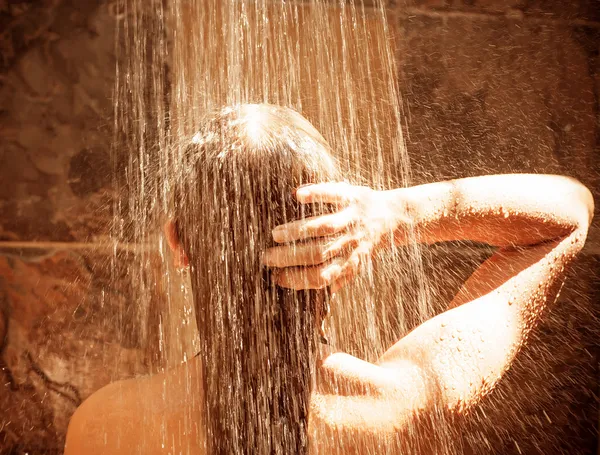 Vrouwelijke nemen douche buiten — Stockfoto