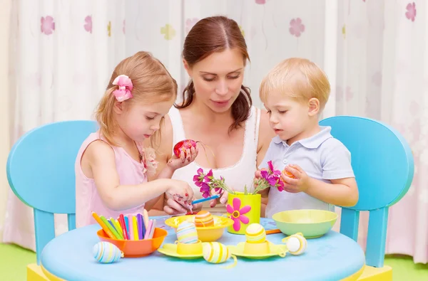 Madre con bambini dipingere uova di Pasqua — Foto Stock