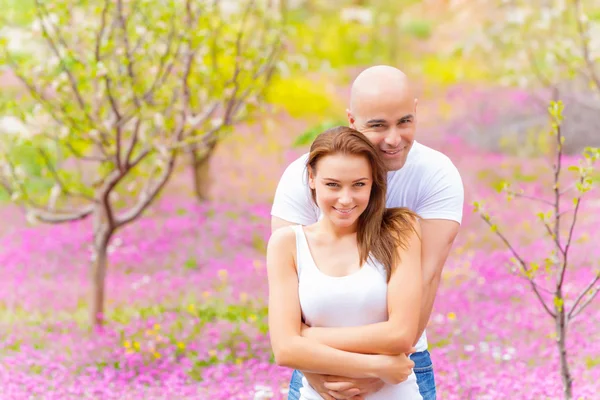 Woman with man in spring park — Stock Photo, Image