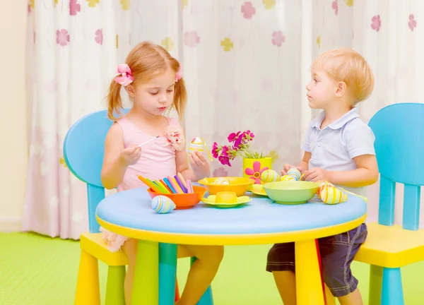 Dos niños pintando huevos de Pascua —  Fotos de Stock