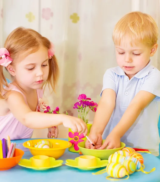 Niños pintan huevos de Pascua — Foto de Stock