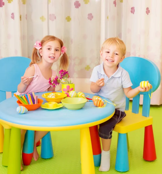 Twee kinderen verf paaseieren — Stockfoto