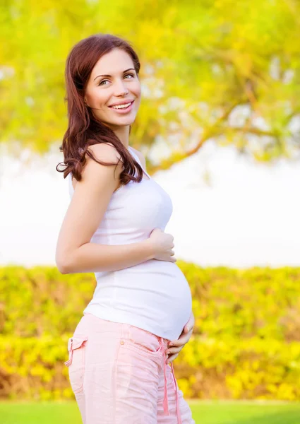 公園での妊娠中の女性 — ストック写真