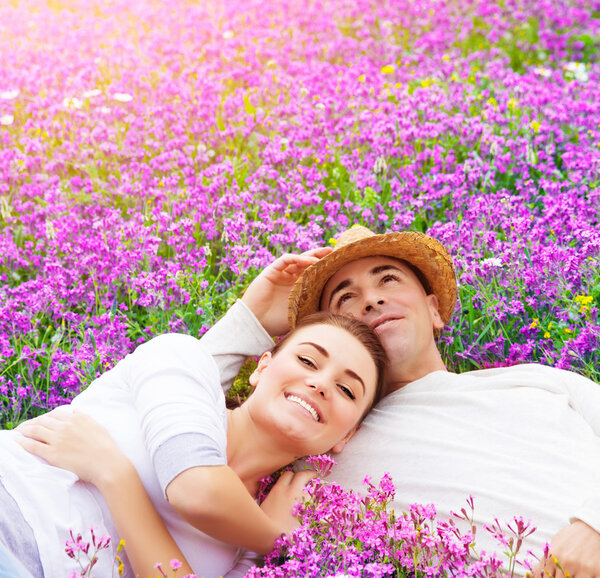 Молодая семья на цветочной поляне
