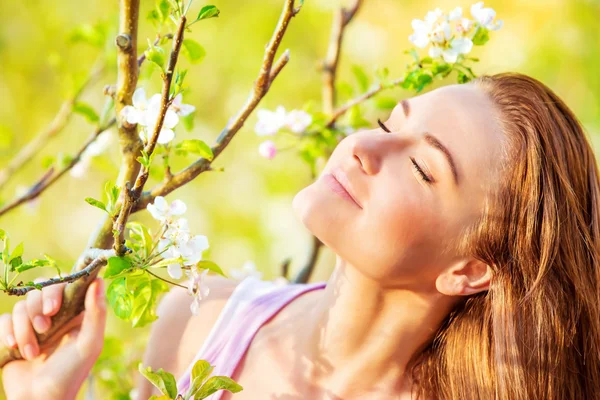 Vrouw genieten van natuur kalm — Stockfoto