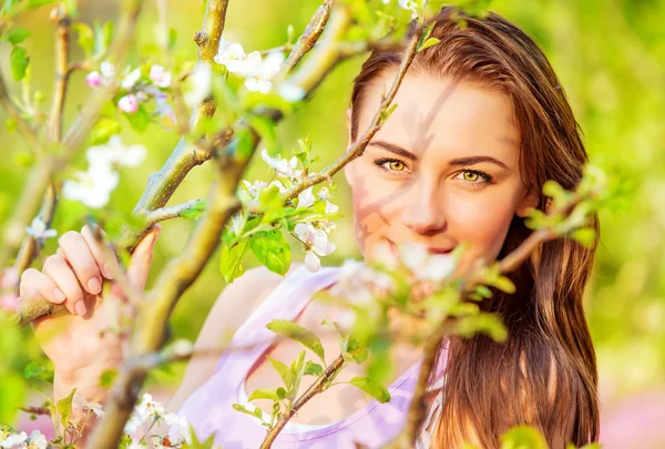 Beautiful female in spring park — Stock Photo, Image