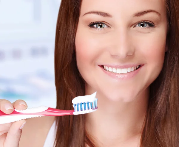 Mujer cepillándose los dientes — Foto de Stock