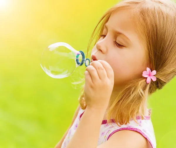 Bambina soffiando bolle di sapone — Foto Stock