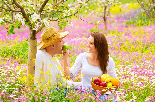 Tavaszi kert fiatal család — Stock Fotó