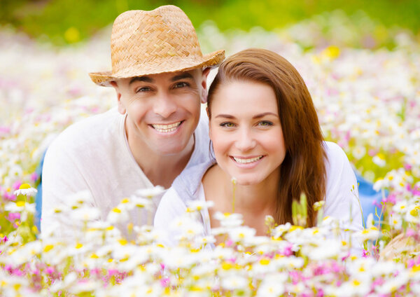 Романтическая пара веселится
