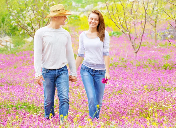 Ung familj promenader i parken — Stockfoto