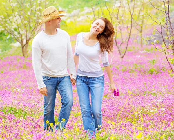 Happy couple enjoying nature — Stock Photo, Image