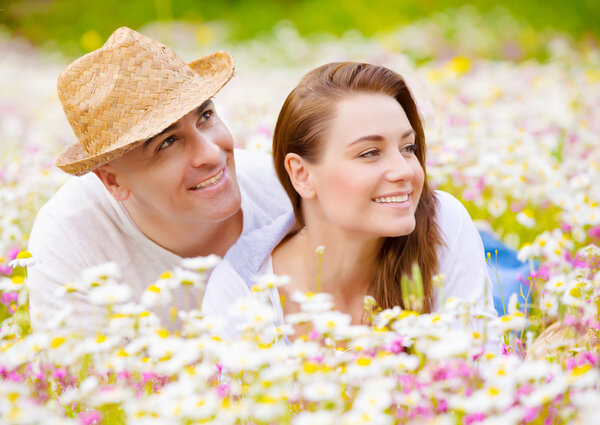 Прекрасная пара на ромашковом лугу
