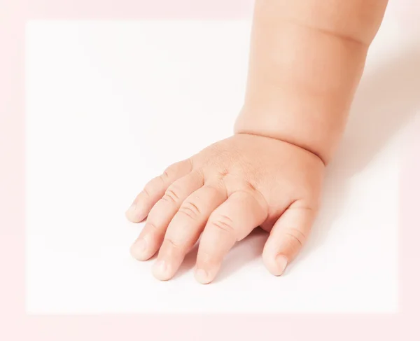 Mão de bebê isolada em branco — Fotografia de Stock