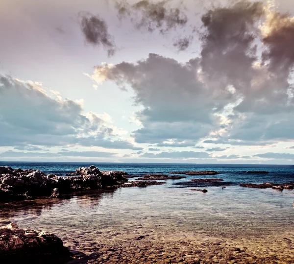 Hermosa costa pedregosa — Foto de Stock