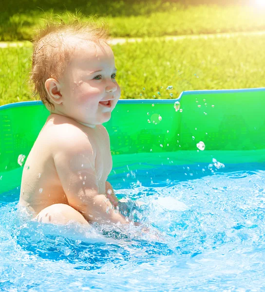 Söta baby i poolen — Stockfoto