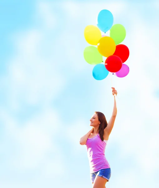 Vrouw met kleurrijke ballonnen — Stockfoto