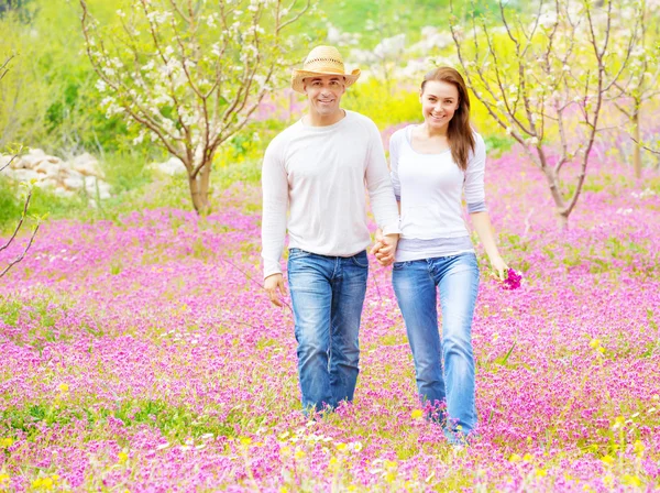 Dois amantes no jardim da primavera — Fotografia de Stock