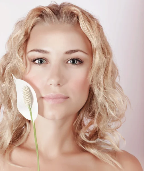 Hermosa mujer con flor de calla — Foto de Stock