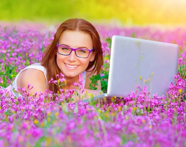 Leuk meisje met laptop buiten — Stockfoto