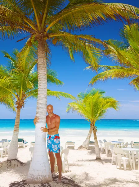 Schöner Mann auf tropischem Urlaubsort — Stockfoto