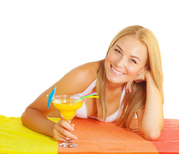 Süße Frau trinkt Cocktail — Stockfoto