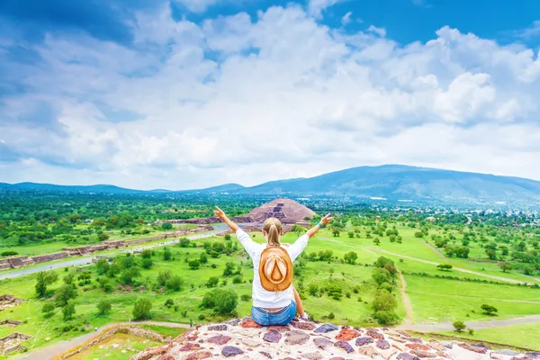 Mujer en la cima de las montañas —  Fotos de Stock