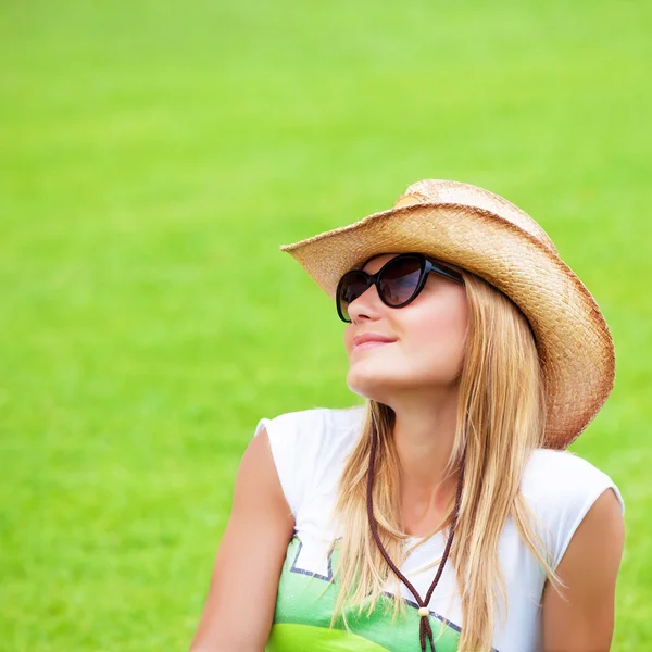 Mujer feliz sobre hierba verde — Foto de Stock