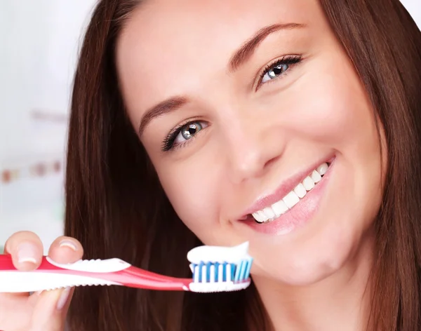 Söt kvinna rena tänder — Stockfoto