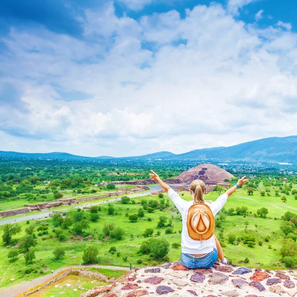 Mulher turística nas montanhas — Fotografia de Stock