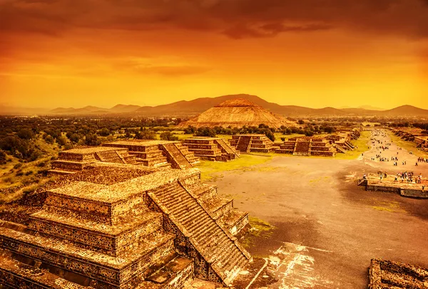 Pyramiderna i Mexiko över sunset — Stockfoto