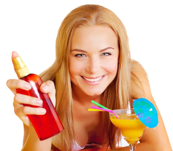 Frau mit Sonnencreme und Cocktail — Stockfoto