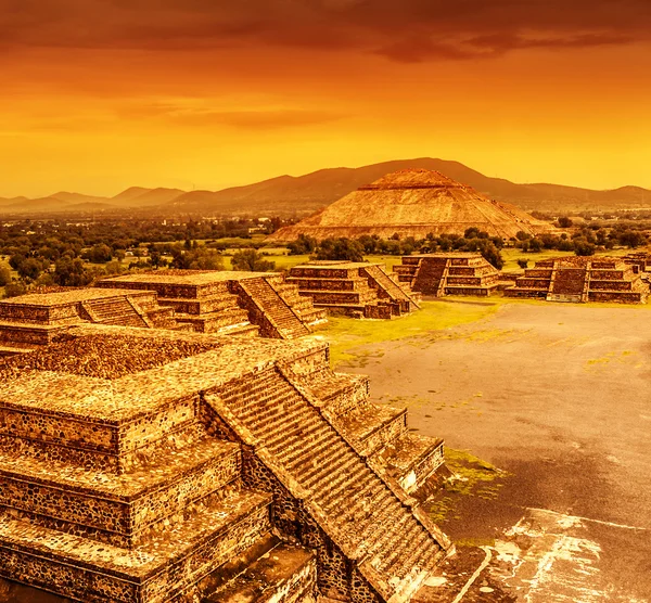 Pyramides du Mexique au coucher du soleil — Photo