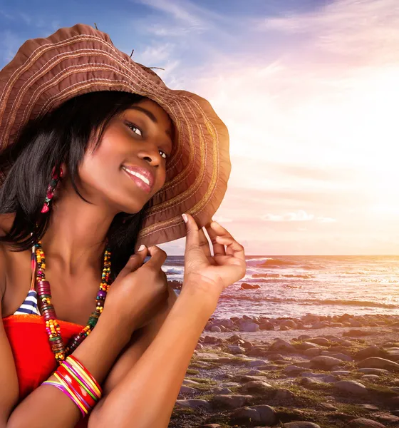 Donna africana sexy sulla spiaggia — Foto Stock