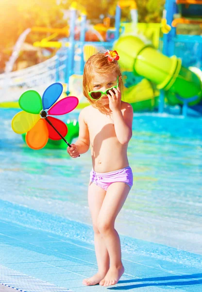 Kleines Mädchen im Aquapark — Stockfoto
