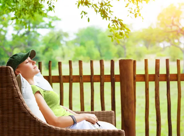 Nettes Mädchen ruht sich auf Veranda aus — Stockfoto