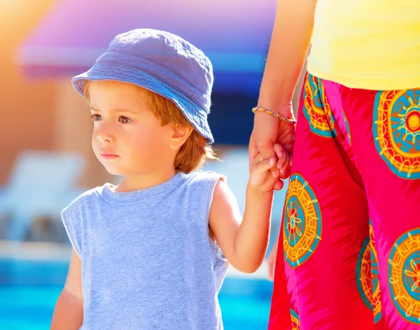 Ragazzino con mamma all'aperto — Foto Stock