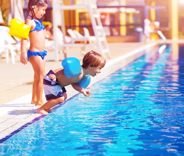 小さな男の子がプールに飛び込む — ストック写真