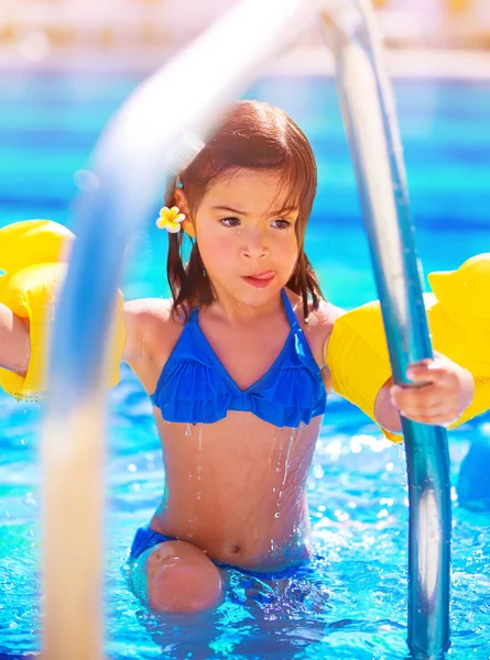 Kleines Mädchen zieht aus dem Pool — Stockfoto
