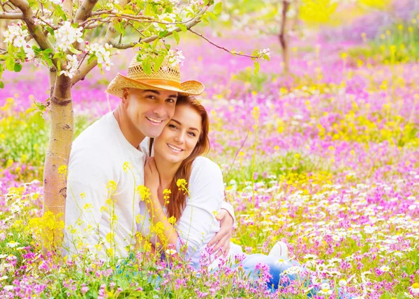 Mulher e homem no campo floral — Fotografia de Stock