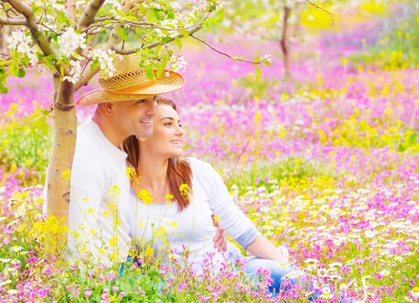 Coppia felice nel giardino estivo — Foto Stock