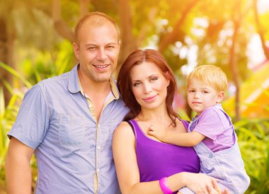 Dışarıda mutlu bir aile