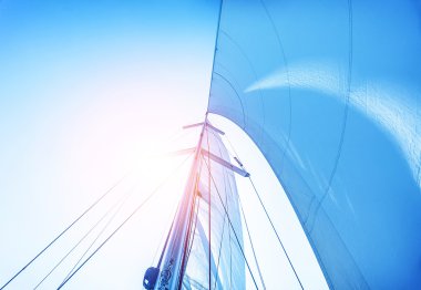 Mavi gökyüzü arka plan üzerinde yelken