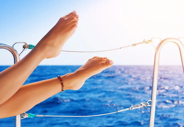 Pies de mujer en el yate — Foto de Stock