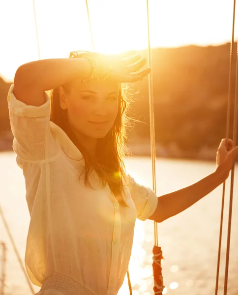 Vacker kvinna på yacht på sunset — Stockfoto