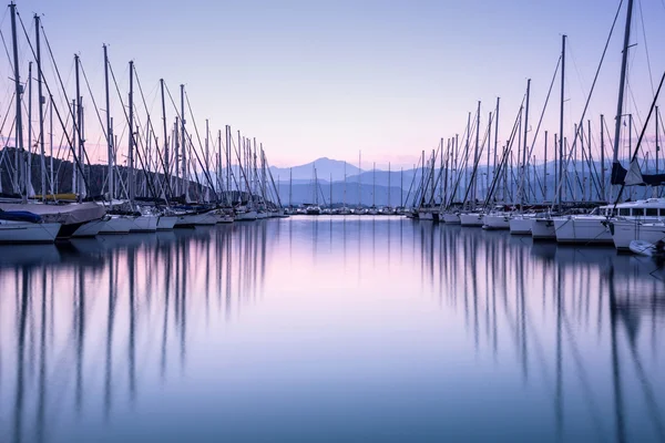 Yacht harbor i solnedgången — Stockfoto